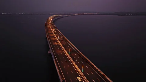 मुंबईतील नव्याने उद्घाटन झालेल्या रेल्वे ओव्हरब्रिजवर वाद: तीन लेन, न मध्यभागी डिव्हायडर, न पादचारी मार्ग.