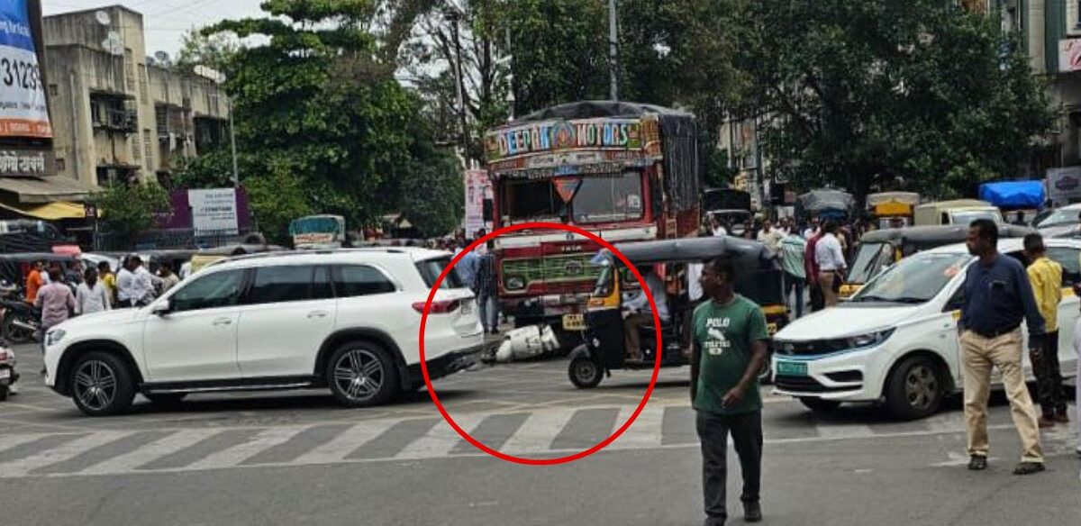 पुण्यातील गंगाधाम चौकात सकाळी ६ ते रात्री ११ या वेळेत अवजड वाहनांना बंदी : अपघातानंतर पोलिसांचा निर्णय.