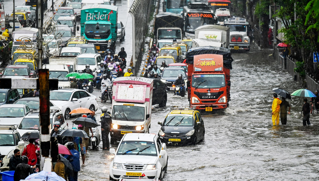 महाराष्ट्र, केरळ, कर्नाटक आणि मुंबईसह देशभरात मान्सूनचा जोरदार प्रभाव.