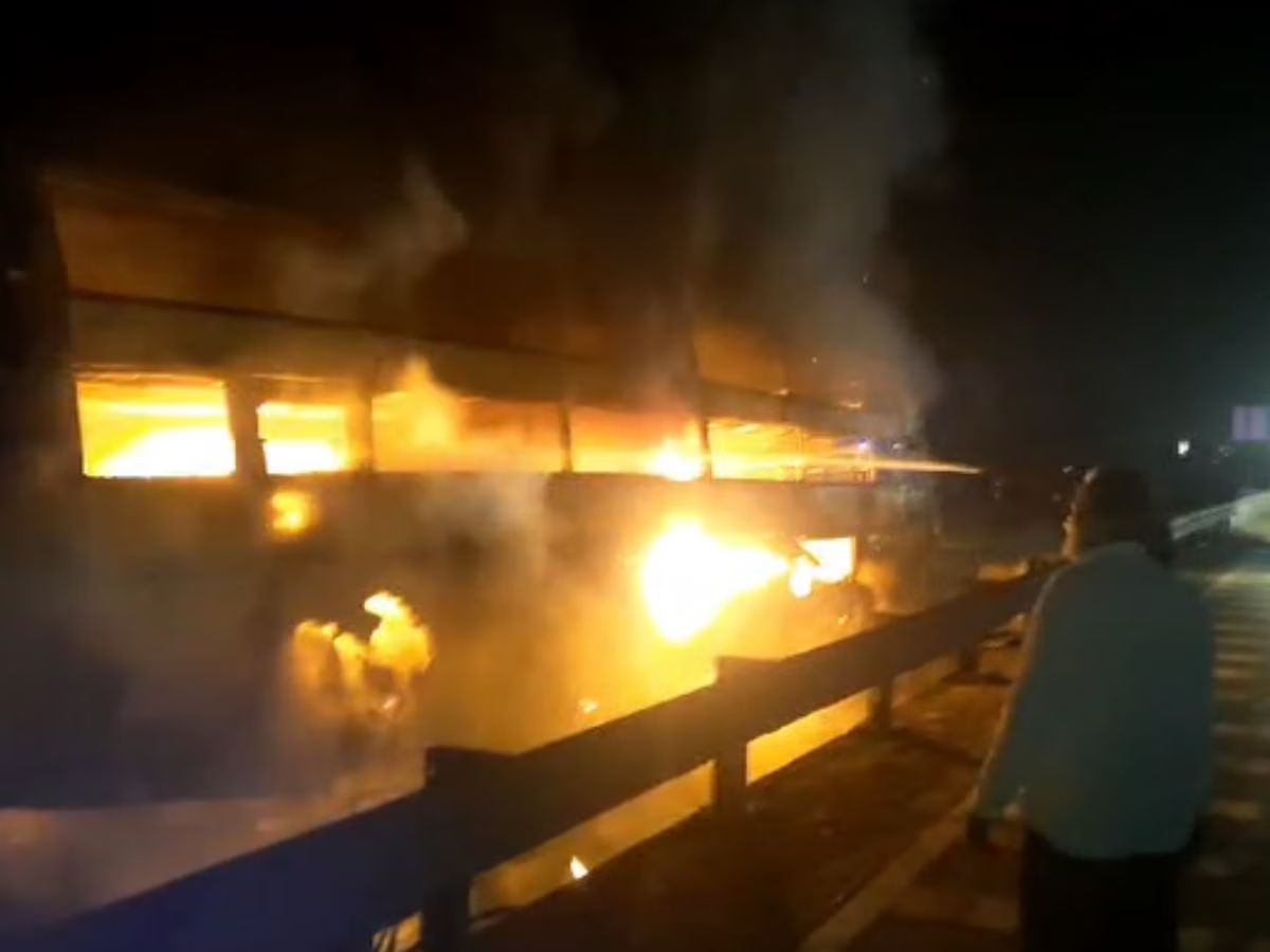 वेस्टर्न एक्सप्रेस हायवेवर बोरीवलीत खासगी बसला भीषण आग; सुदैवाने कोणतीही जीवितहानी नाही.