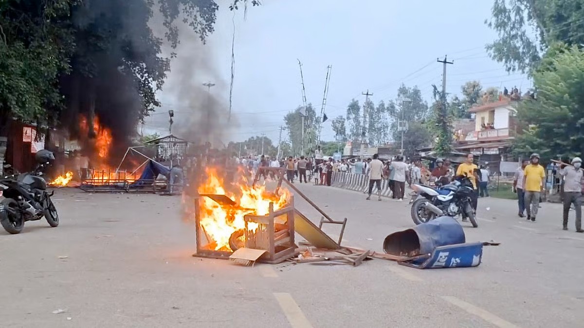 नेपाळमध्ये लष्करी कर्फ्यू