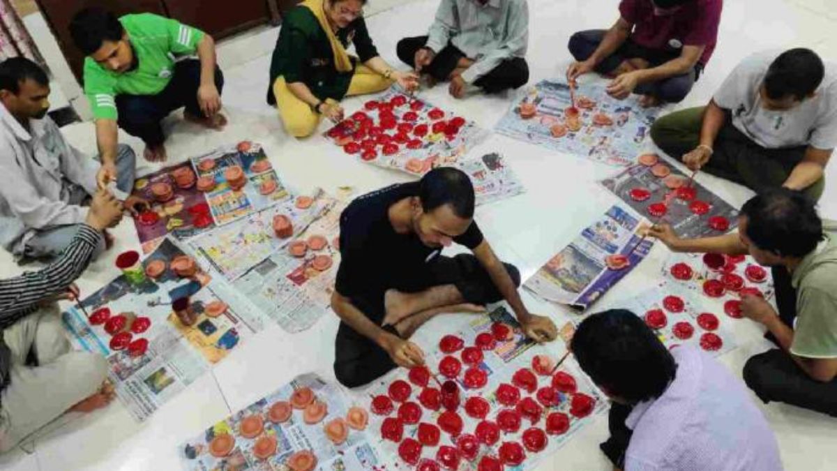 मनोरुग्णालयातील पणत्या