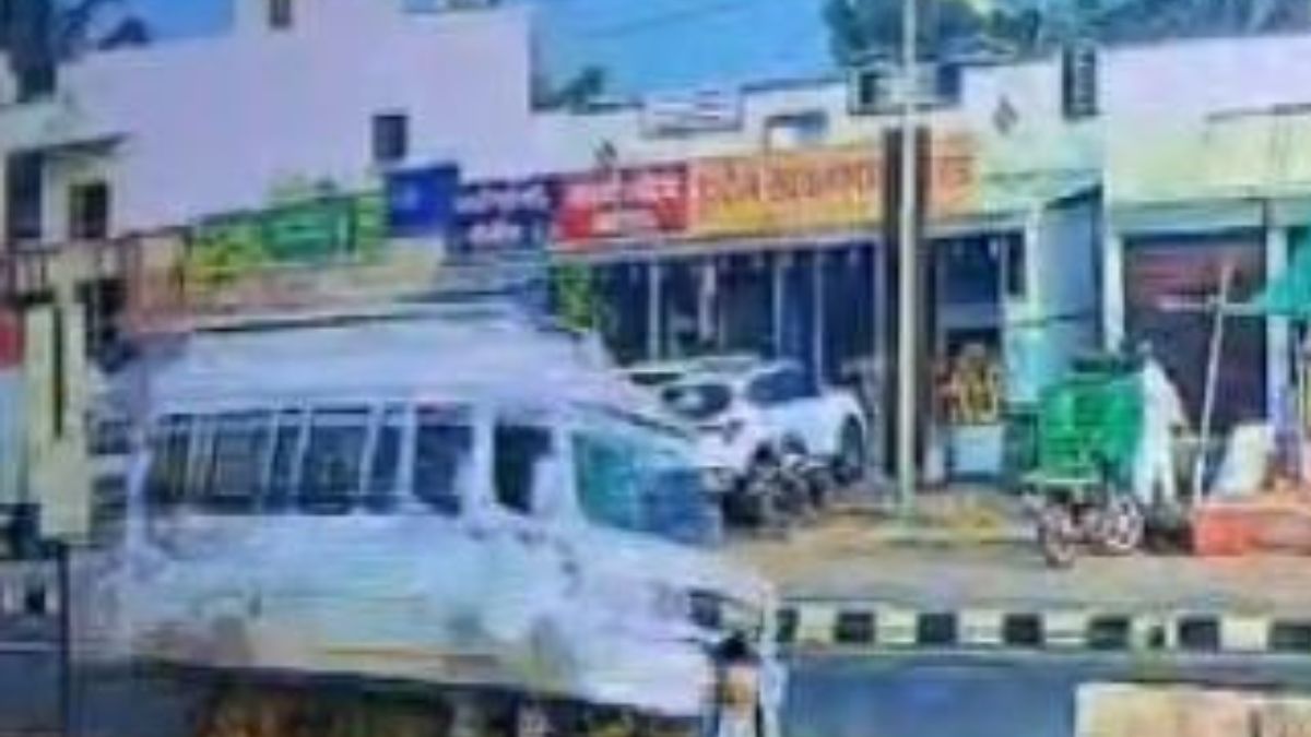 बरड येथे ट्रॅव्हल्स दुभाजकावर धडकली