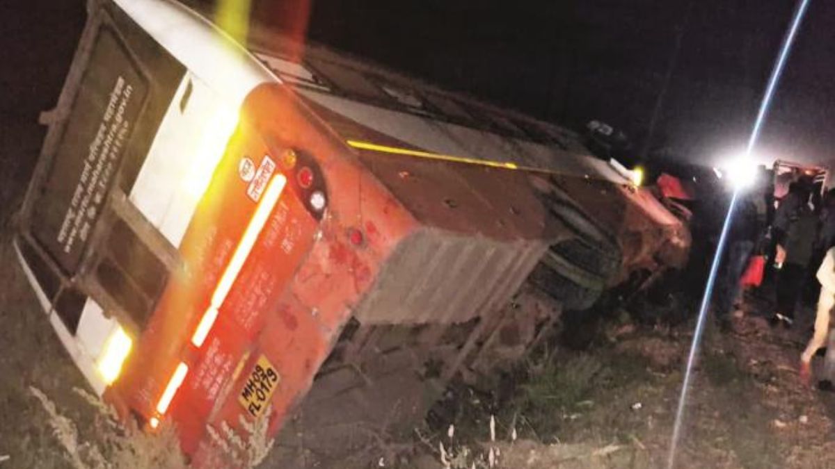 गंगाखेड-परळी मार्गावर बस-ट्रॅक्टरचा भीषण अपघात; एक जण ठार, ९ जखमी