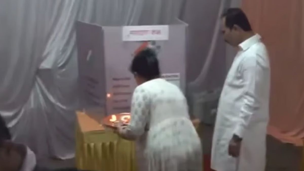 भोरमध्ये ईव्हीएमची पूजा