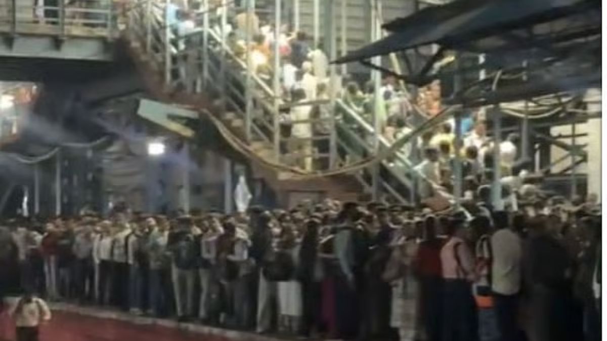 अंधेरी स्थानकावर प्रवाशांची जीवघेणी गर्दी